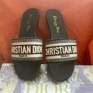 🎍🦋🦋Christian Dior Women’s Authentic Black Cotton Embroidered Dway Slide